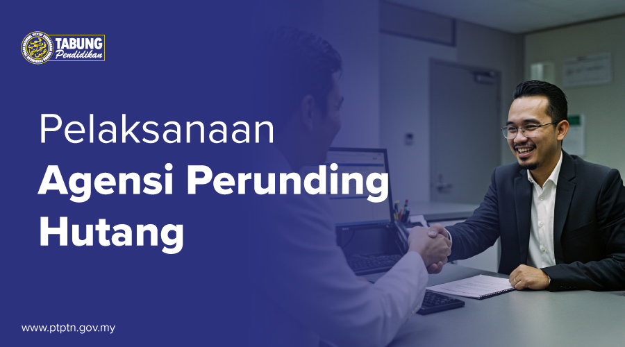 Poster PTPTN berkaitan pelaksanaan Agensi Perunding Hutang dengan dua individu berjabat tangan di meja rundingan.
